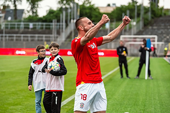Denis Granený ze Zbrojovky Brno slaví gól o sít ikova v druholigovém...