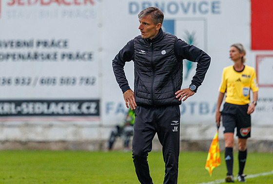 Trenér fotbalist Vykova Jan Kameník bhem druholigového utkání proti Líni,...