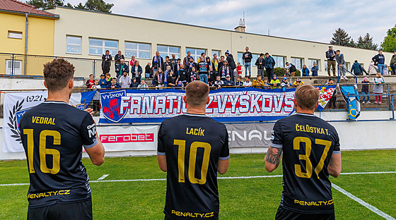 Fotbalisté Vykova se louí s fanouky po druholigovém utkání proti Líni,...