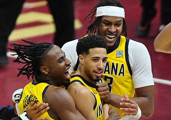 Tyrese Haliburton (uprosted), Aaron Nesmith a Myles Turner z Indiana Pacers...