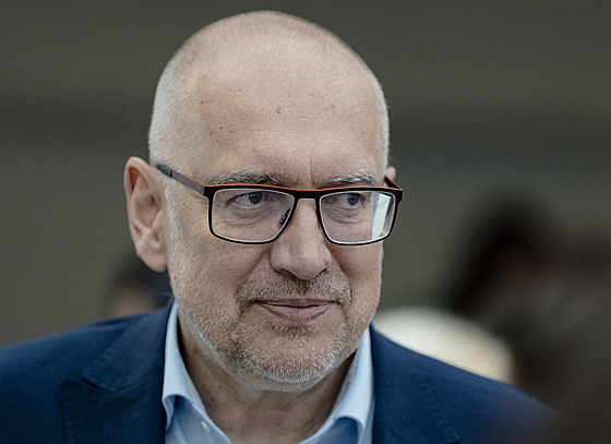 Ministr kolství Mikulá Bek na mimoádné schzi Snmovny PR. Na programu...