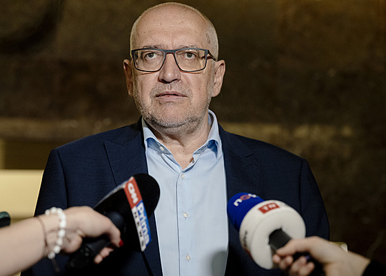 Ministr kolství Mikulá Bek (STAN)