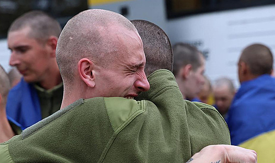 Ukrajin�tí vojáci se po propu�t�ní z ruského zajetí setkávají se svými...