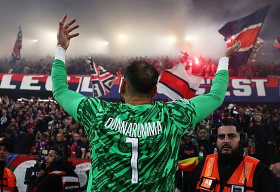 Gianluigi Donnarumma oslavuje postup do finále Ligy mistr� p�ed pa�í�skými...