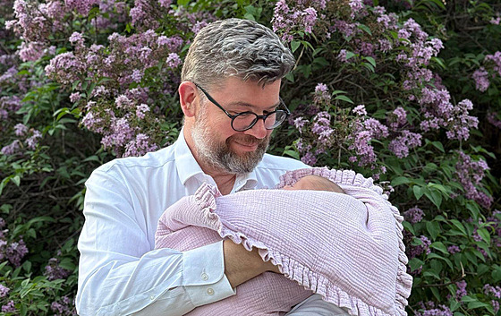 Politik Jií Pospíil zveejnil první fotku s dcerou. (2. kvtna 2025)