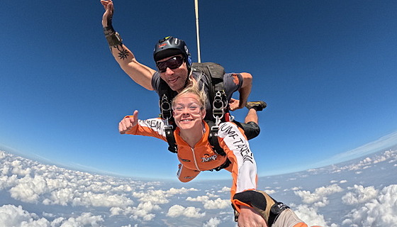 Skákejte jen s profesionály aneb Jak vybrat tandemový seskok