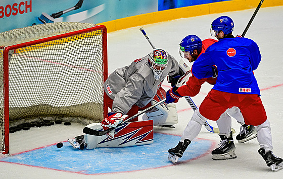 Branká� Karel Vejmelka tasí pravý beton proti st�ele Ond�eje Beránka.