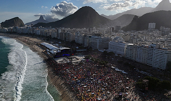 Lady Gaga p�ilákala na brazilskou plá� Copacabana rekordní mno�ství fanou�k�....