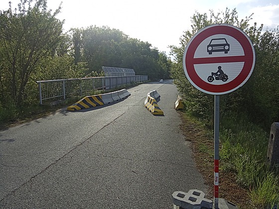 Vjezd na nadjezd u Vrbové Lhoty je ji zhruba pl roku vem motorovým vozidlm...
