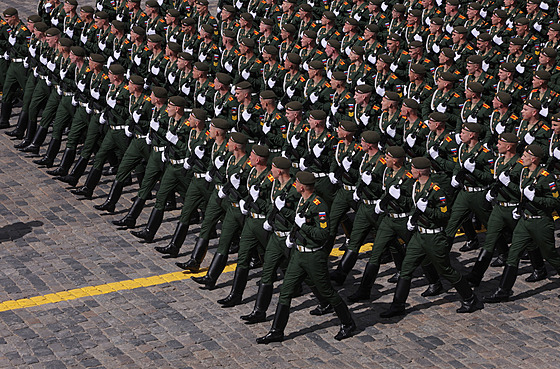 Rusko si na Rudém nám�stí v Moskv� p�ipomíná vojenskou p�ehlídkou konec Velké...