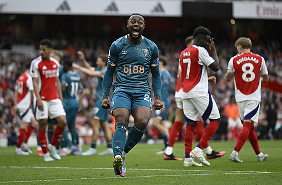 Antoine Semenyo slaví srovnávací gól s Arsenalem, který Bournemouthu zaídil...