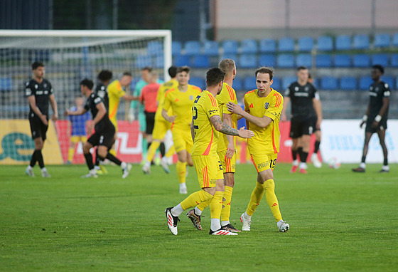 Fotbalisté Jihlavy se radují z gólu.
