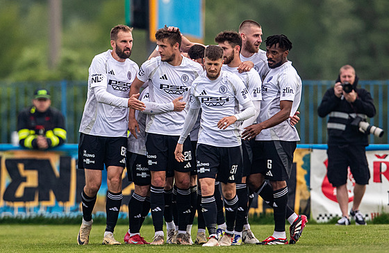Zlín�tí fotbalisté se radují z gólu proti Opav�.