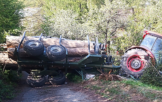 Pevrácený traktor se devem v obci Prlov na Vsetínsku pokodil plynovou...