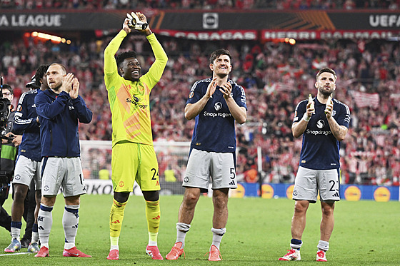 Fotbalisté Manchesteru United oslavují triumf v úvodním utkání semifinále...