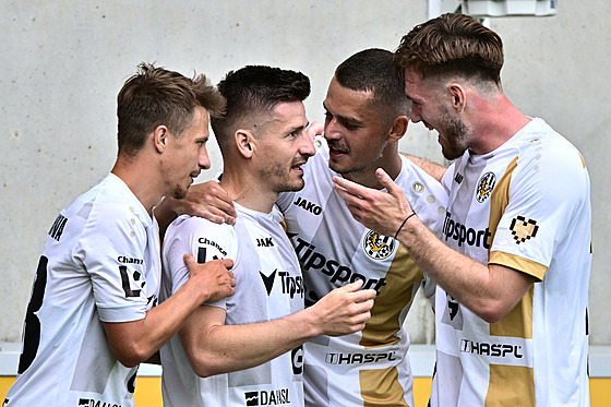 Fotbalisté Hradce Králové se radují z gólu proti Karviné.