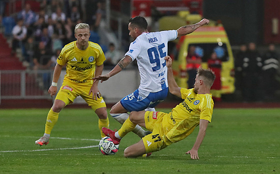 Ostravský Daniel Holzer (uprosted) ztrácí rovnováhu v souboji s Arturem...