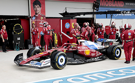 Lewis Hamilton z Ferrari v boxech bhem Velké ceny Miami.
