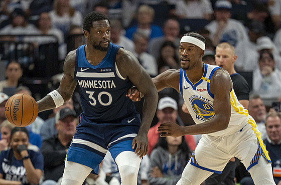 Jimmy Butler brání Juliuse Randlea.