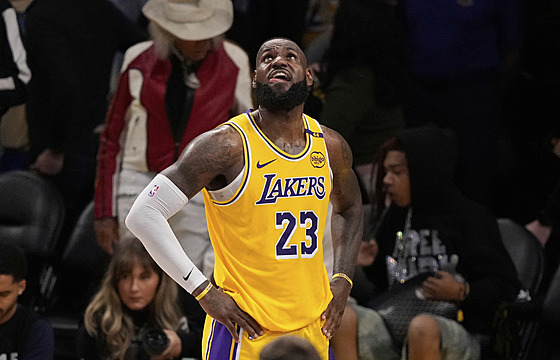 LeBron James jako první nastoupí v NBA do 23. sezony - iDNES.cz