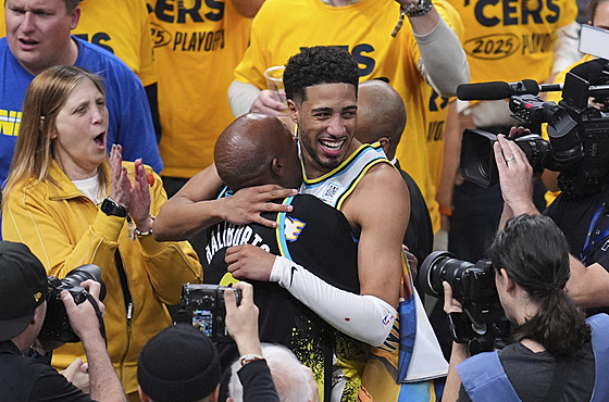 Tyrese Haliburton se po rozhodujícím koi objímá se svým tatínkem Johnem.
