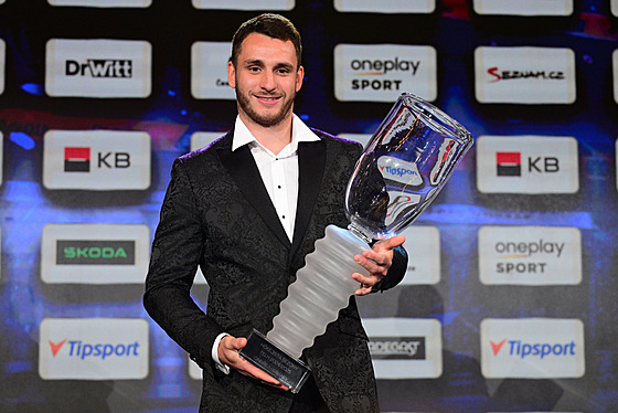 Ondej Beránek s trofejí pro nejlepího hokejistu extraligové sezony.