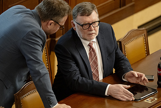 Ministr financí Zbynk Stanjura a ministr práce a sociálních vcí Marian...