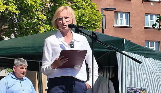 P�edsedkyn� komunist� Kate�ina Kone�ná na prvomájovém mítinku KS�M v Ostrav�