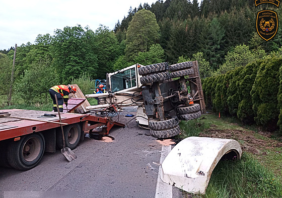 Na silnici mezi Valaskou Polankou a Prlovem spadl bagr z podvalníku. (8....