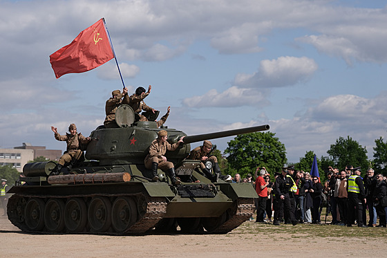 Komunisté se u p�íle�itosti 80. výro�í konce druhé sv�tové války p�esunuli z...