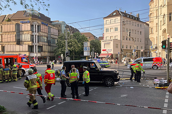 Záchraná�i pracují na míst�, kde ve Stuttgartu najelo vozidlo do skupinky lidí....