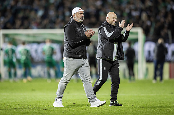 Trenér Jind�ich Trpi�ovský (vlevo) a jeho asistent Zden�k Hou�tecký.