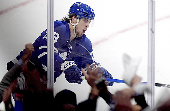 Matthew Knies (23) z Toronto Maple Leafs slaví svj gól proti Florida Panthers.