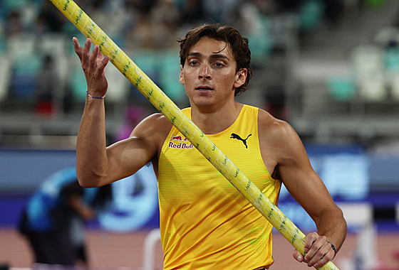 Armand Duplantis na mítinku Diamantové ligy v anghaji.