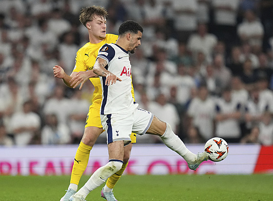 Dominic Solanke (vpravo) z Tottenhamu bojuje s Villadsem Nielsenem z Bodö/Glimt.