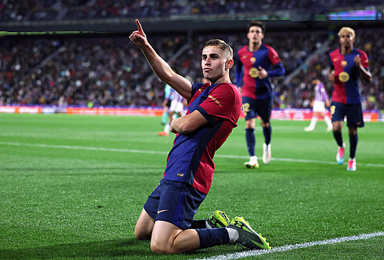 Fermin Lopez z FC Barcelona oslavuje svj gól.