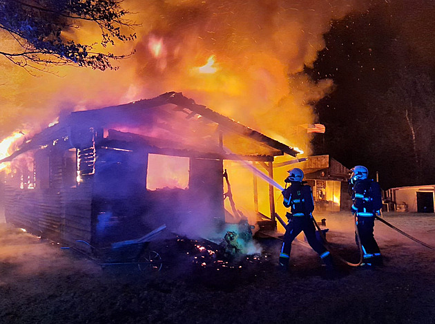 Poár mobilheimu v obci Marovice u Jablonce nad Nisou zamstnal v nedli nad...