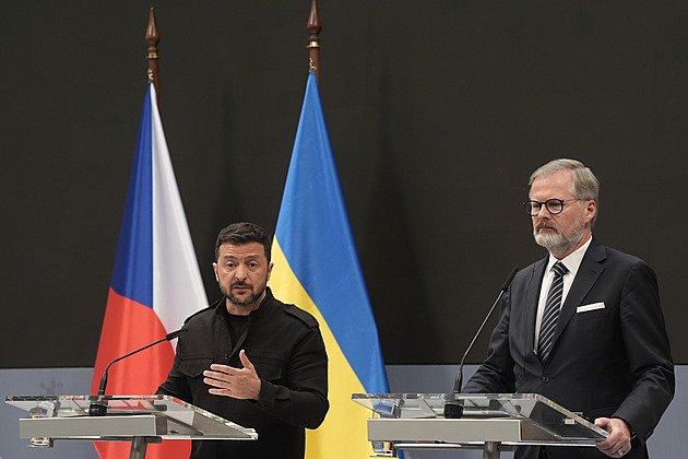 Rusové se bojí přímého dialogu, Putin si jen hraje, prohlásil Zelenskyj v Praze