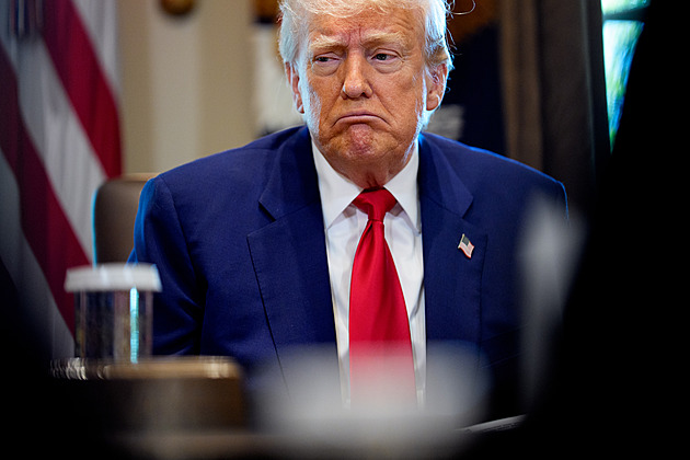 Dolar rychle ztrácí, v ohrožení je i jeho pověst rezervní měny. Dusí ho Trump