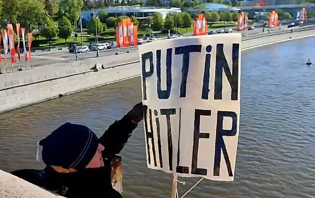 Putin je jako Hitler. Rus v Moskvě na protest skočil z mostu naproti Kremlu