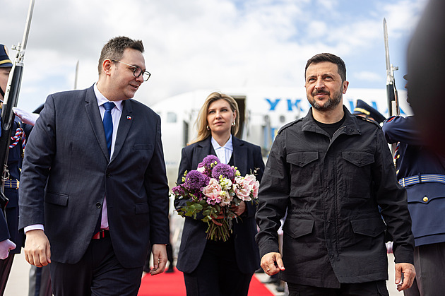 Zelenskyj i s manželkou přiletěl do Prahy, vyjádřil vděčnost Česku za podporu