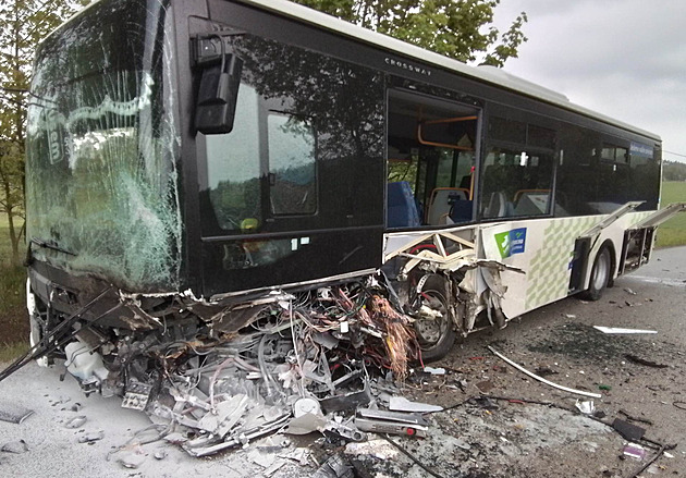 Střet s náklaďákem autobusu vykuchal prostor pod řidičem. Pro něj letěl vrtulník