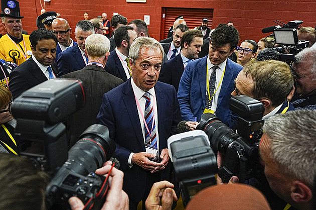 Nevídané drama v Británii. Svéráz Farage slaví, jeho strana zvítězila o šest hlasů