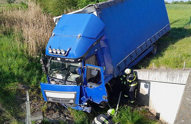 Kamion sjel z dálnice, proklestil se skrz křoví a zastavil na hraně příkopu
