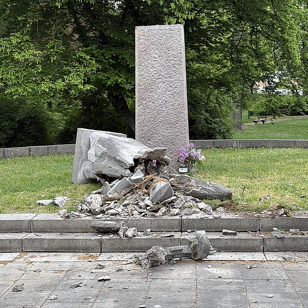 Neznámý pachatel v Teplicích zniili pomník vojákm Rudé armády. (7. kvtna...