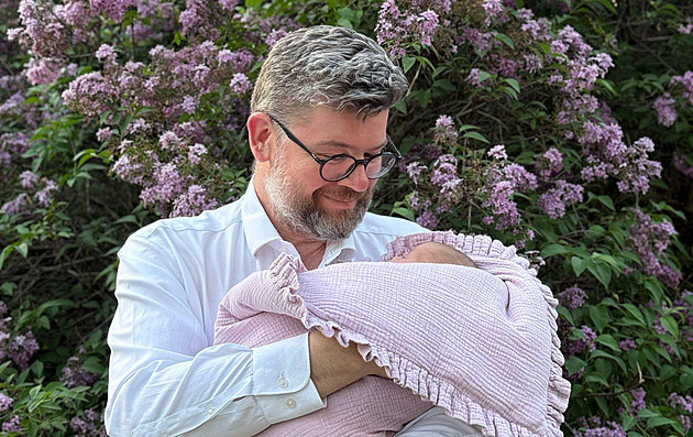 Jiří Pospíšil se pochlubil první fotkou s dcerou, dítě odnosila kamarádka