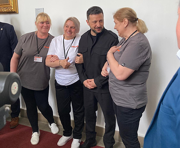 Zelenskyj se ve Sněmovně vyfotil s ukrajinskými uklízečkami. Rozplakalo je to