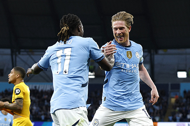 De Bruyneho střela vyšvihla City na třetí místo, Wolverhampton se neprosadil