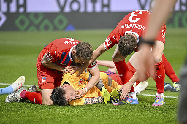 Děsivé chvíle v Bundeslize. Brankář dostal ránu do hlavy, bezvládně ležel na trávníku