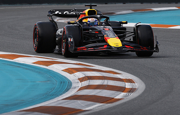 Chaos v deštivém sprintu v Miami ovládl Norris, slunnou kvalifikaci pak Verstappen